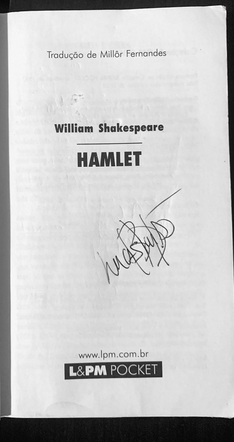 Folha de rosto de Hamlet com o autógrafo de Luca(s) Brandão